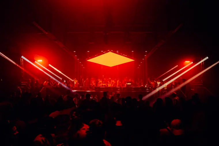 Hade Cage beim Echelon Festival 2026 — rotes Deckenelement und Lichtstrahlen in der Halle