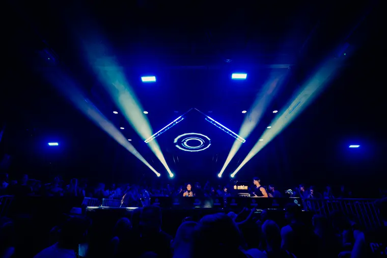 Hade Cage beim Echelon Festival 2026 — blaue Beams über dem DJ-Pult