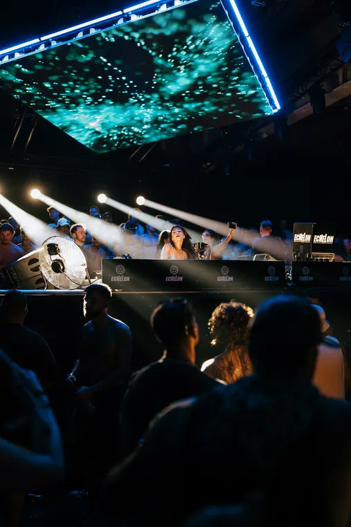 Hade Cage beim Echelon Festival 2026 — Deckenprojektion mit Visuals über dem DJ-Pult