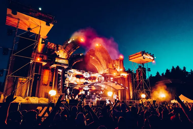 NOX Stage beim Ikarus Festival 2026 — Seitenansicht der Bühnenkonstruktion in warmem Gegenlicht