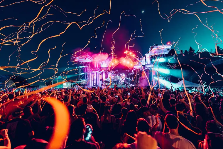 NOX Stage beim Ikarus Festival 2026 — Publikum mit Luftschlangen, Bühne im Hintergrund