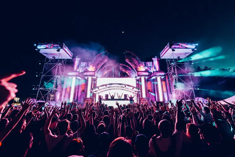 NOX Stage beim Ikarus Festival 2026 — Beams über dem Publikum bei Nacht