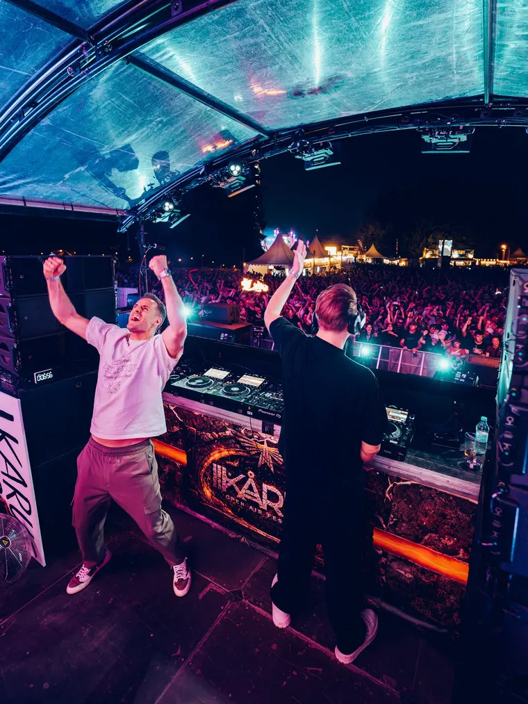 NOX Stage beim Ikarus Festival 2026 — Künstler mit erhobenen Armen hinter dem Pult