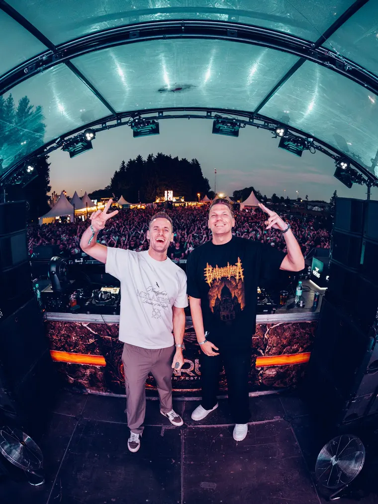 NOX Stage beim Ikarus Festival 2026 — zwei Künstler auf der Bühne vor der Menge
