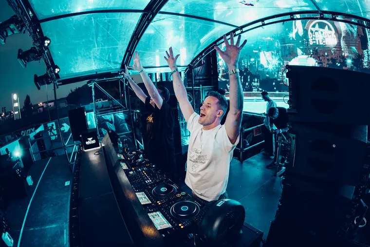 NOX Stage beim Ikarus Festival 2026 — Künstler unter dem Bühnendach, Blick von oben