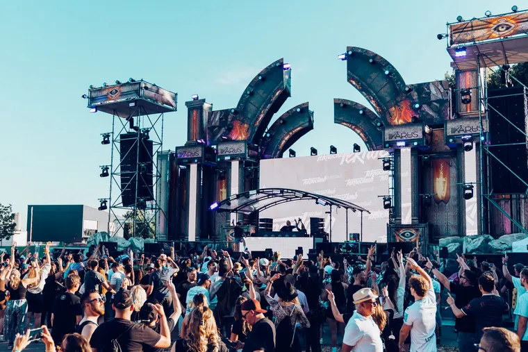 NOX Stage beim Ikarus Festival 2026 — Bühne mit LED-Wand am Tag, Publikum davor