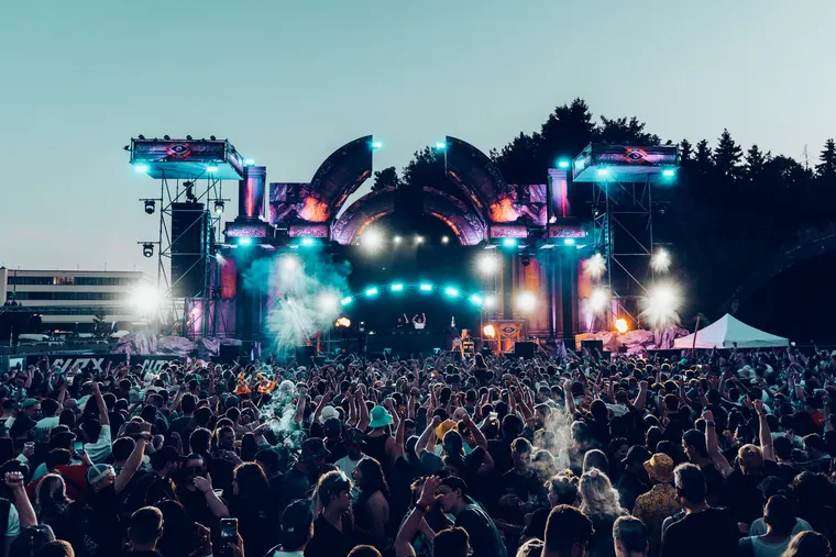 NOX Stage beim Ikarus Festival 2026 — Totale mit Publikum und Lichteffekten in der Dämmerung