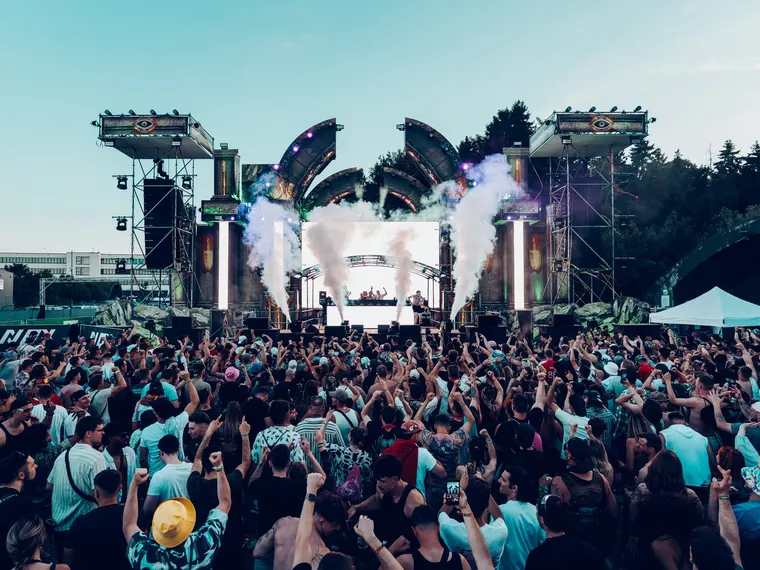 NOX Stage beim Ikarus Festival 2026 — CO2-Effekte vor der LED-Wand, Publikum am Tag