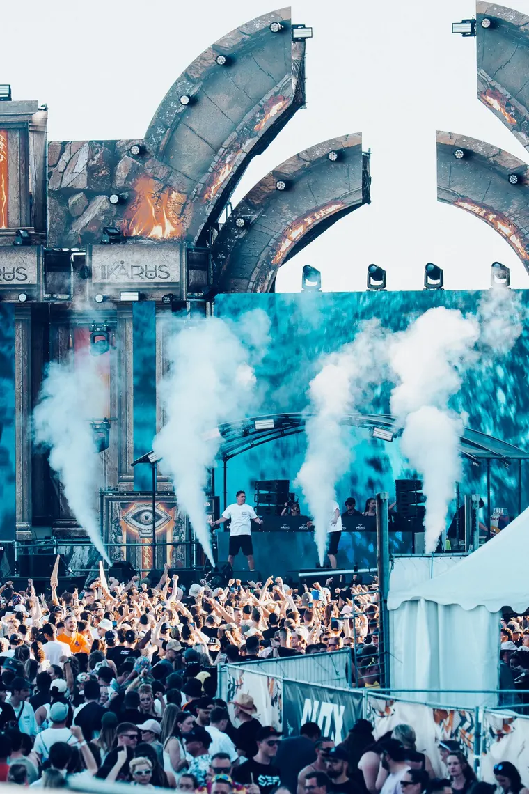 NOX Stage beim Ikarus Festival 2026 — CO2-Jets über der Bühne, Blick aus dem Publikum