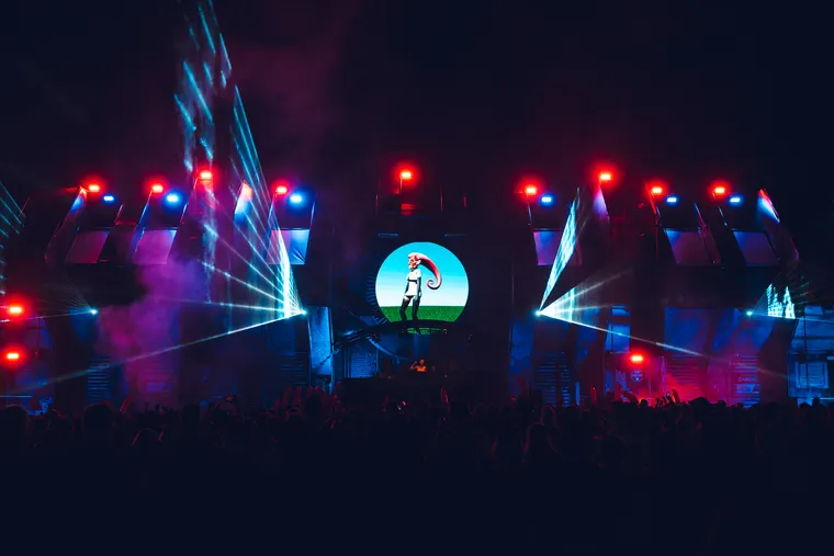 Zone 3 beim Open Beatz Festival 2026 — blaue Beams und Laser über der Bühne