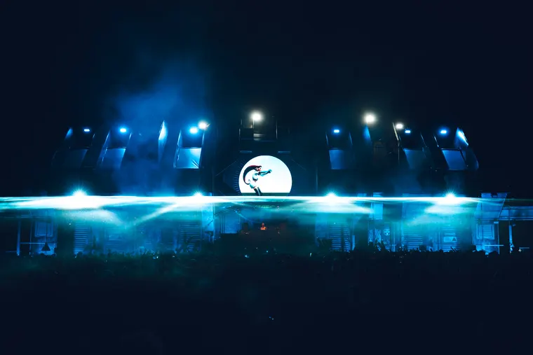 Zone 3 beim Open Beatz Festival 2026 — weite Totale der Bühne in blauem Licht