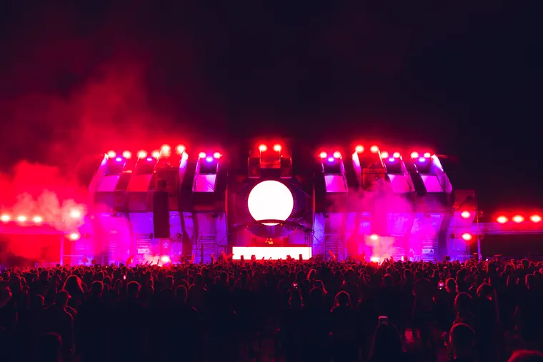 Zone 3 beim Open Beatz Festival 2026 — Bühne in rotem Licht, Publikum im Vordergrund