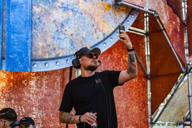 Zone 3 beim Open Beatz Festival 2026 — Lichtoperator mit Headset am Pult, Hand erhoben