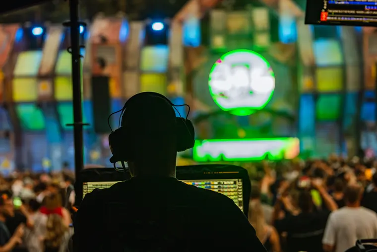 Zone 3 beim Open Beatz Festival 2026 — Blick vom Lichtpult auf die Bühne, Operator im Gegenlicht