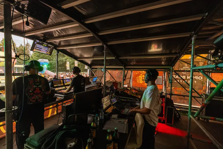 Zone 3 beim Open Beatz Festival 2026 — Technikzelt am Front of House während der Show