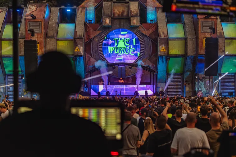Zone 3 beim Open Beatz Festival 2026 — Silhouette am Lichtpult, Bühne im Hintergrund