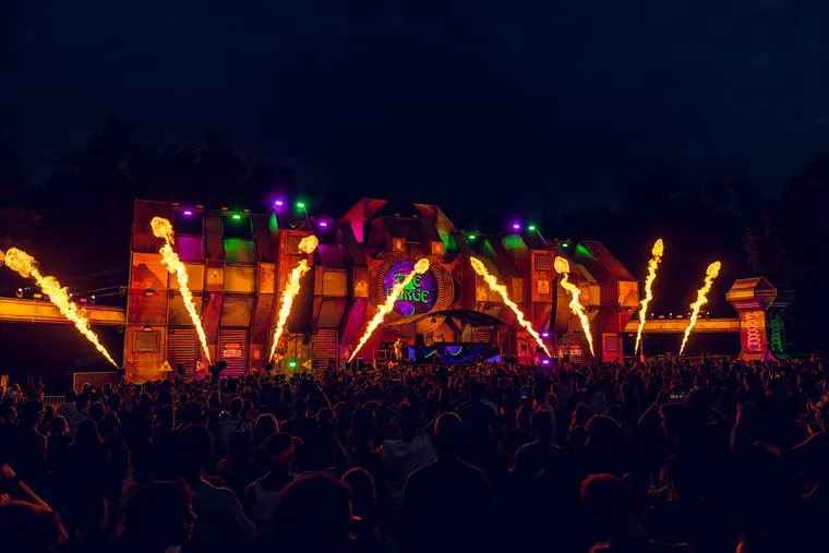 Zone 3 beim Open Beatz Festival 2026 — Bühne mit Flammen, Publikum im Vordergrund