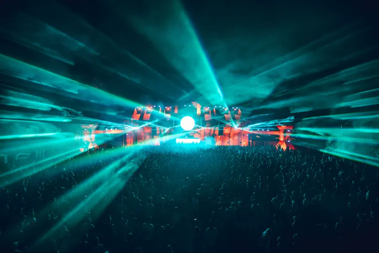 Zone 3 beim Open Beatz Festival 2026 — Laserfächer in Türkis über der Menge