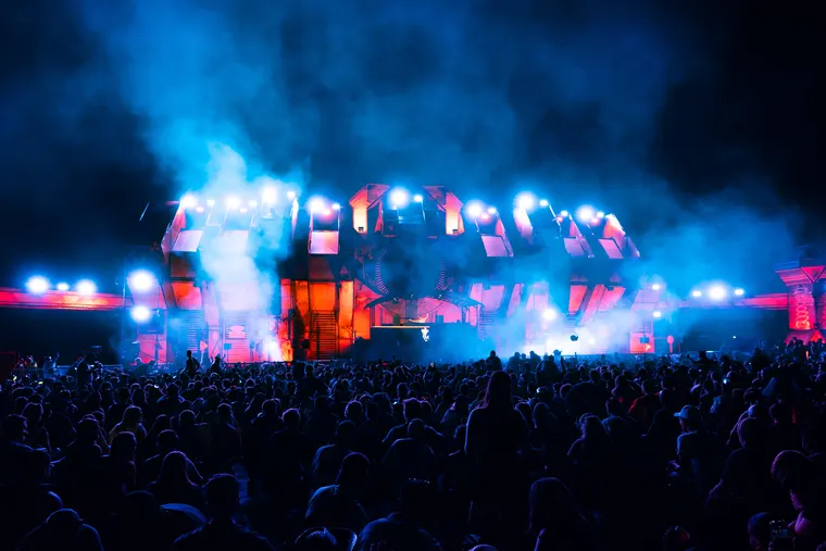 Zone 3 beim Open Beatz Festival 2026 — blaue Beams und Nebel über der Bühne