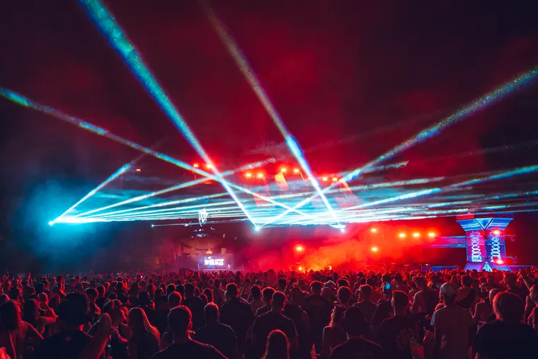 Zone 3 beim Open Beatz Festival 2026 — kreuzende Laser in Blau und Rot über dem Publikum