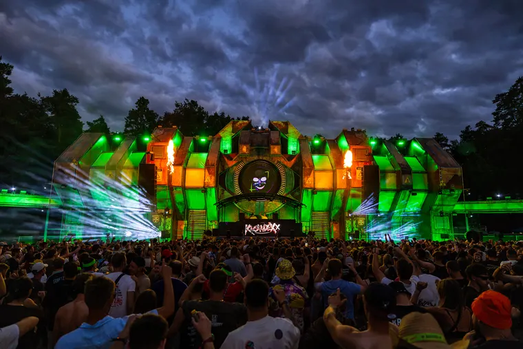 Zone 3 beim Open Beatz Festival 2026 — Bühne in Grün unter dramatischem Wolkenhimmel